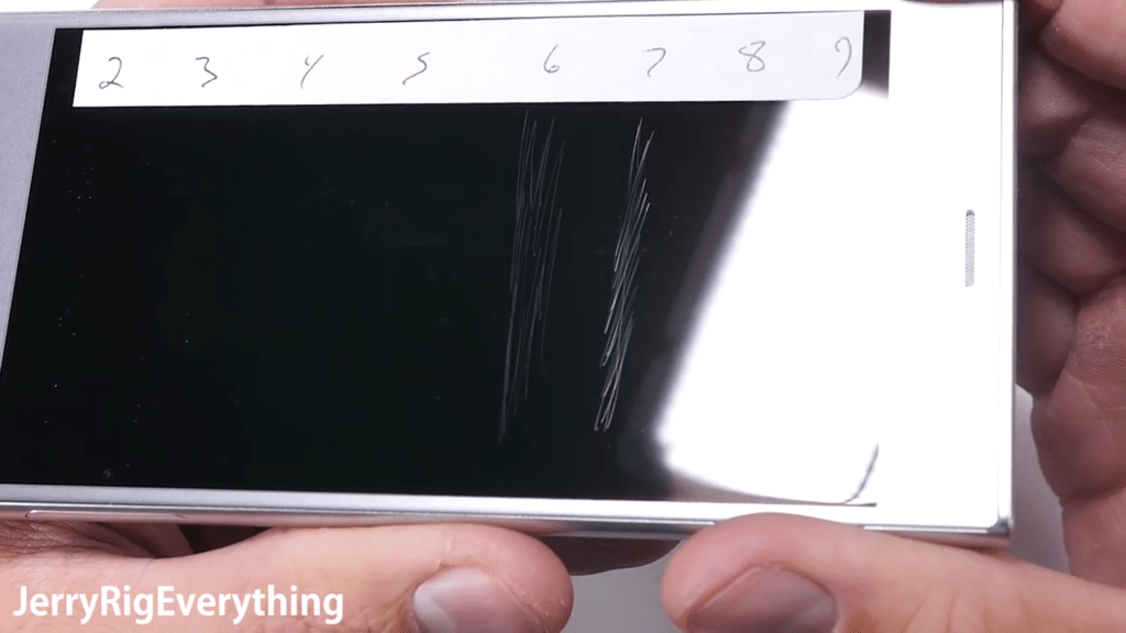 Brutální test Sony Xperia XZ ukázal odolnost skla