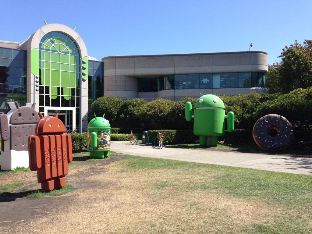 Sochy Androidu před Googleplexem