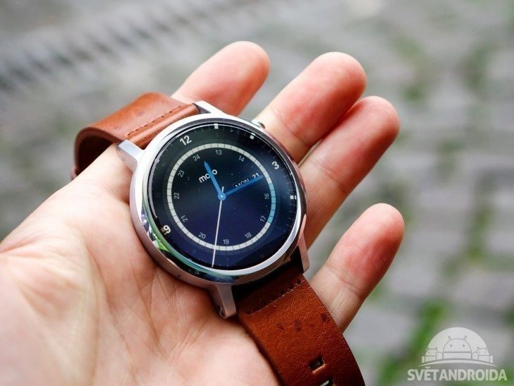 Motorola Moto 360 (2015) - konstrukce, v ruce