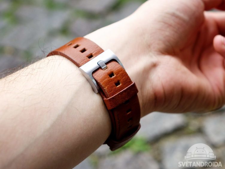 Motorola Moto 360 (2015) - konstrukce, zapínání pásku Motorola Moto 360 (2015) - konstrukce, zapínání pásku