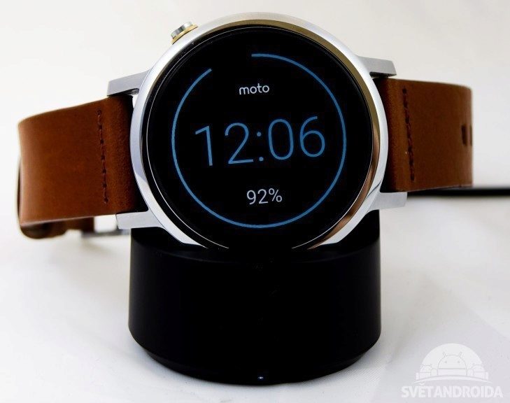 Motorola Moto 360 (2015) -nabíjecí kolébka