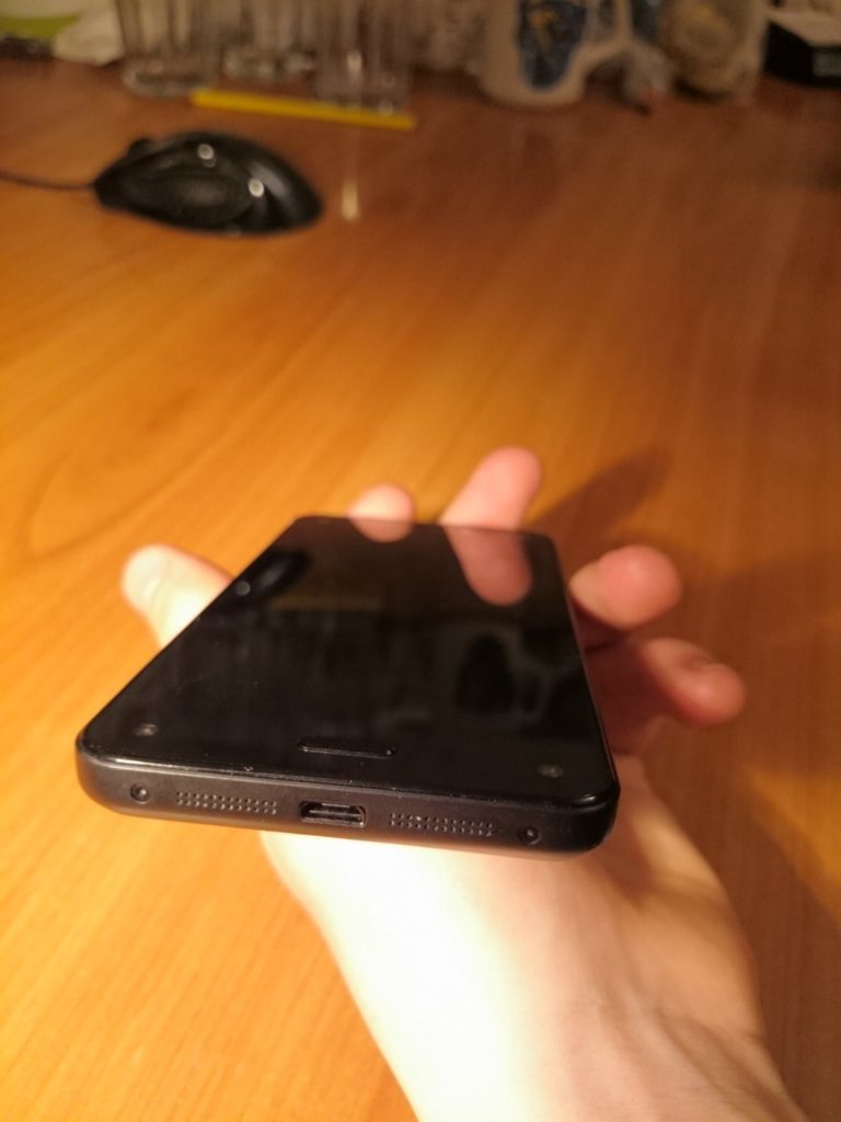 Amazon Fire Phone Spodní hrana