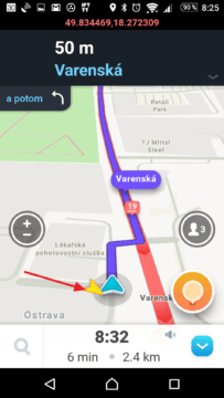 Žlutá šipka ukazuje pozici dle GPS