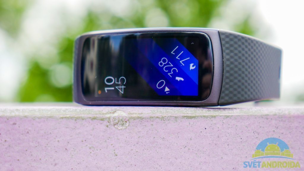 Samsung Gear Fit 2 - konstrukce, pohled zepředu