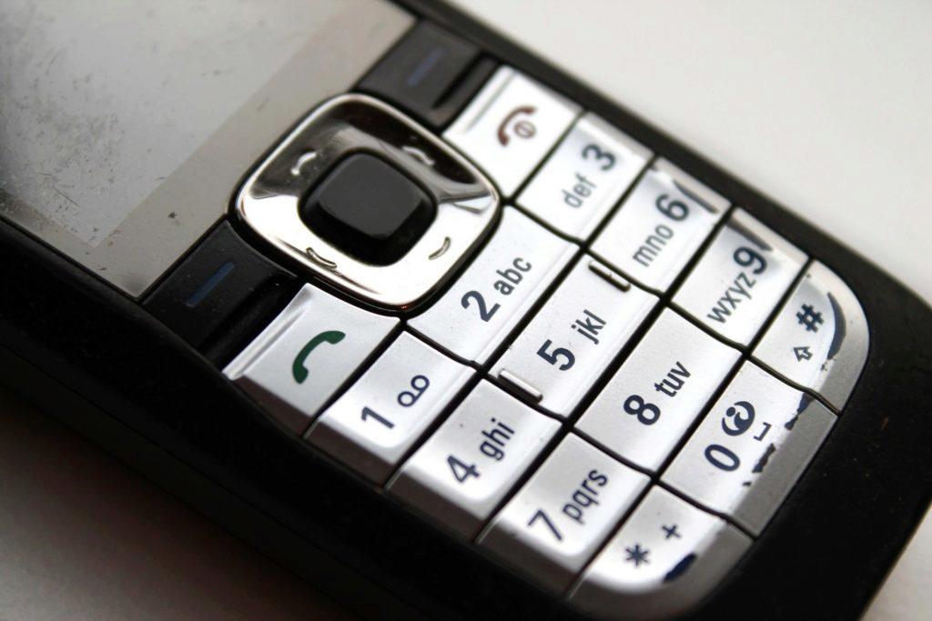 Tlačítkové telefony vytlačily „dotykáče“