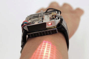 Chytré hodinky budoucnosti: Lumiwatch si promítnete přímo na ruku