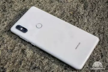 Zadní strana Mi Mix 2S je magnet na otisky prstů