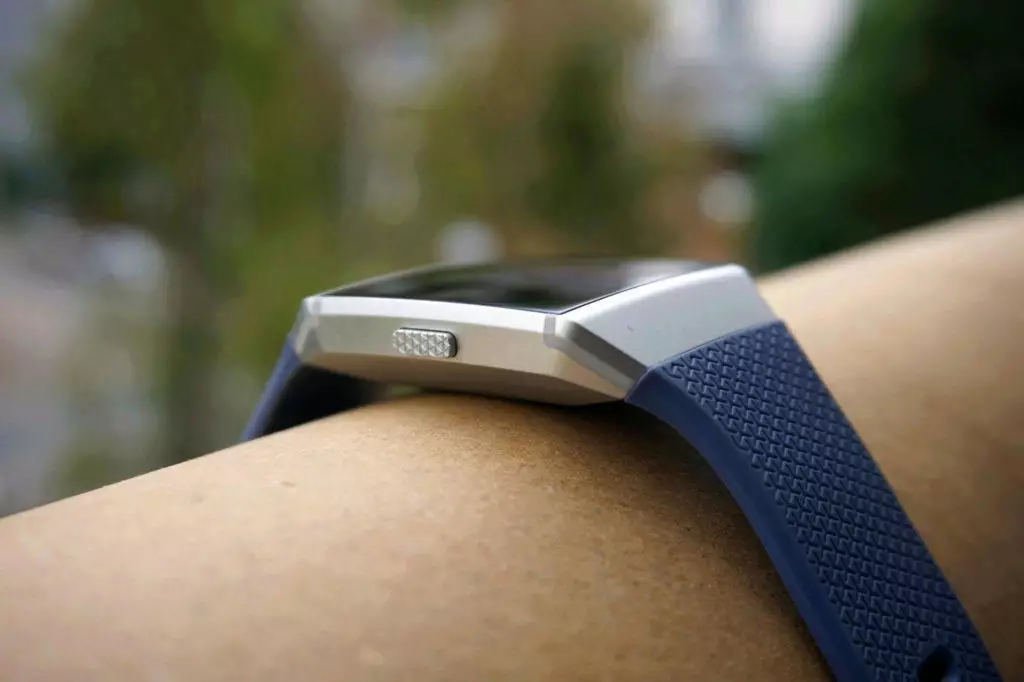 hodinky fitbit hlavni tlacitko