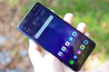 LG G7 ThinQ držení