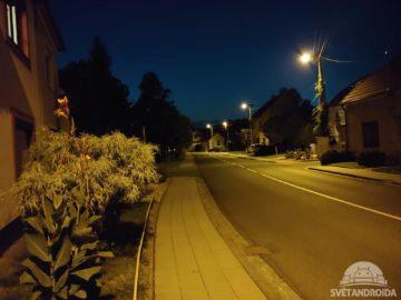 LG G7 ThinQ noční foto ulice