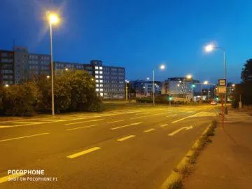 Pocophone F1 fotografie nocni ulice