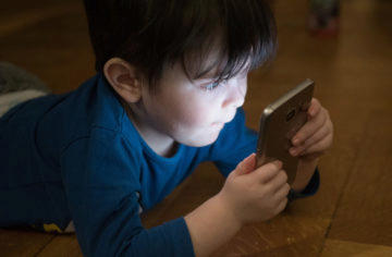 V kolika letech dát dítěti mobil? (Víkendová hlasovačka)