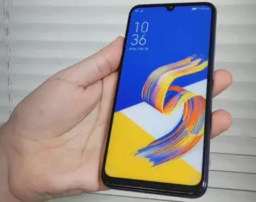 Asus ZenFone 6 prototyp - výřez uprostřed