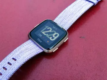 fitbit versa prava strana