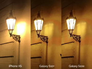 Noční fotografie Samsung Galaxy S10 vs Apple iPhone XS lampa detail