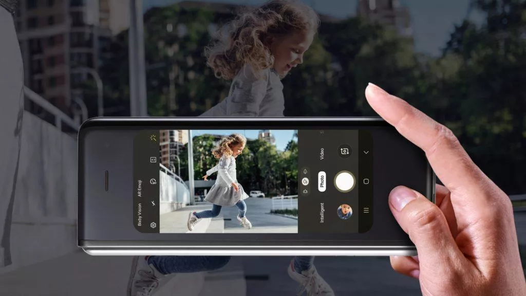 Ohebny telefon Samsung Galaxy Fold vnejsi displej
