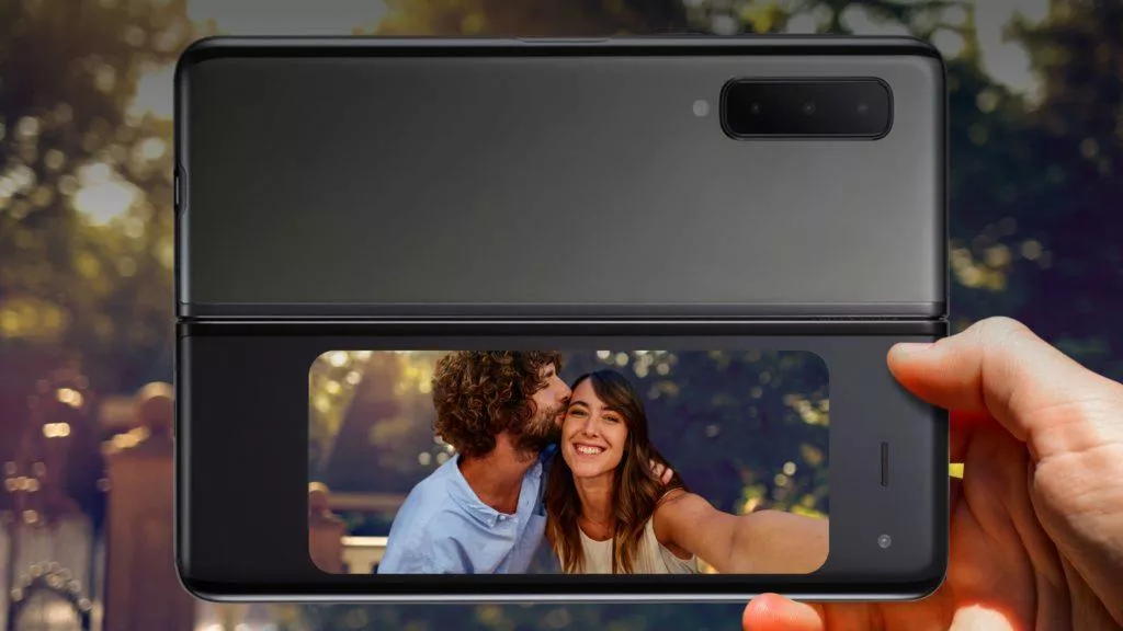 Ohebny telefon Samsung Galaxy Fold vnejsi displej zadni strana