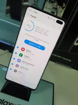 Samsung Galaxy S10 Plus 6 GB RAM pamet v obchodech