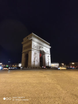 Xiaomi Mi 9 fotografie vitezny oblouk noc