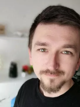 selfie s rozmazaným pozadím a vyhlazeným obličejem