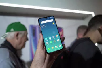 Xiaomi Mi 9 první pohled displej