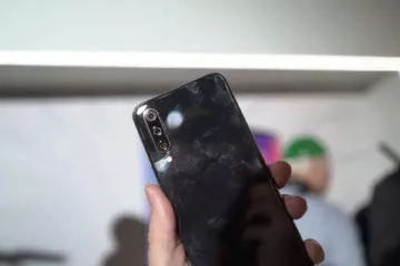 Xiaomi Mi 9 první pohled smouhy otisky zadni strana