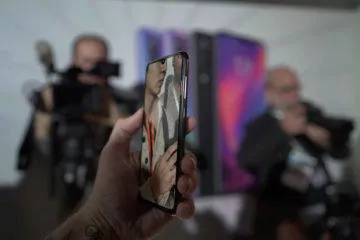 Xiaomi Mi 9 první pohled tlacitka