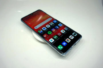 Bezdrátová nabíječka Huawei CP60 na telefonu
