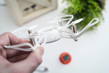 Levný dron Xiaomi zapinaci tlacitko