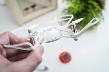 Levný dron Xiaomi zapinaci tlacitko