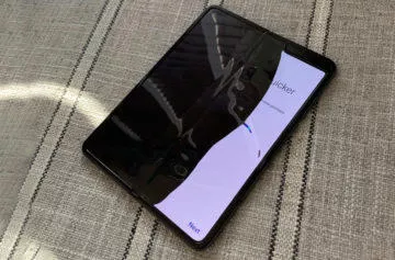 samsung galaxy fold ohebny displej problem