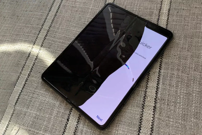 samsung galaxy fold ohebny displej problem