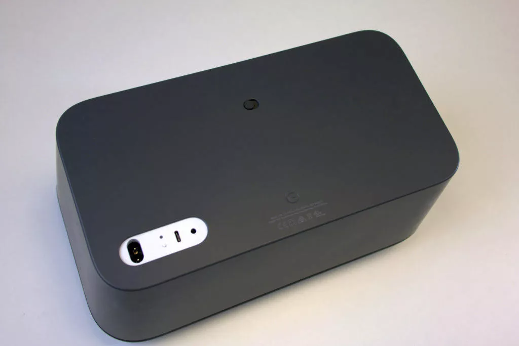 Google Home Max konektory zadni strana