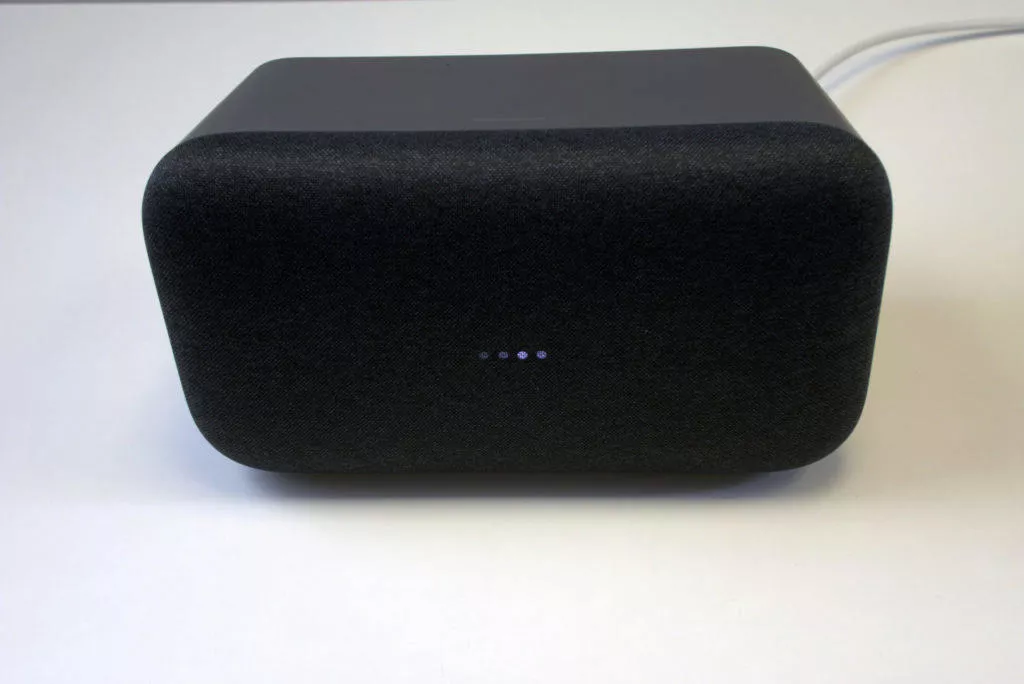 Google Home Max zapnuty
