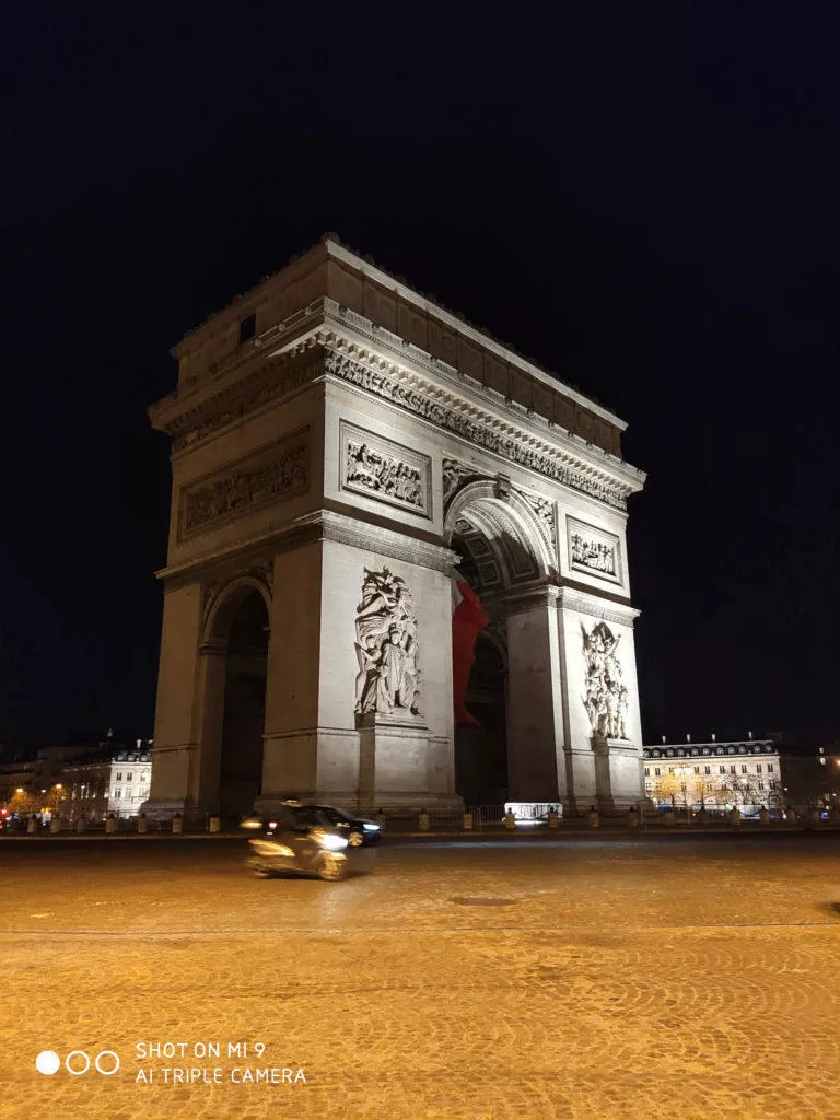 Jak fotí Xiaomi Mi 9 noční fotografie oblouk