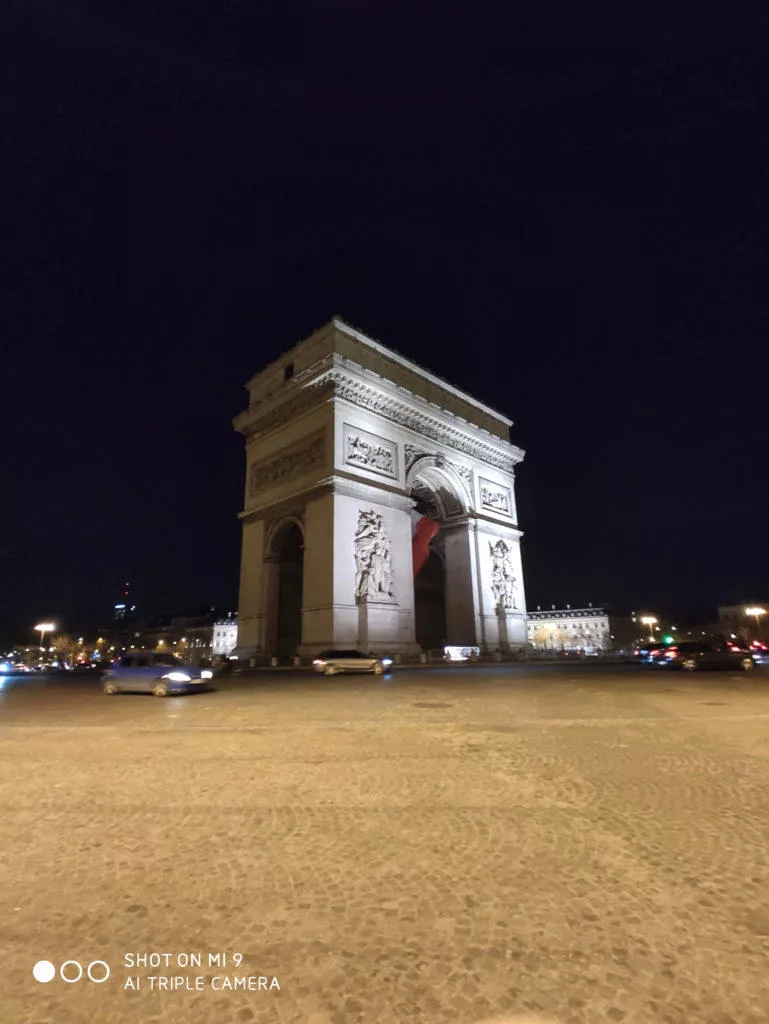 Jak fotí Xiaomi Mi 9 vítězný oblouk noc