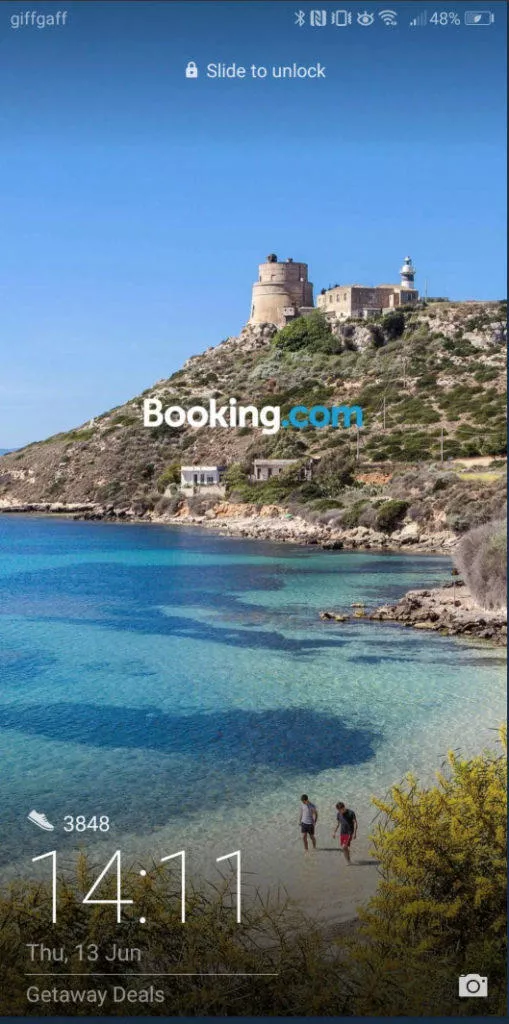 Reklama na booking na zamykací obrazovce Huawei a Honor