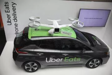 Plánované přistávání dronu Uber Eats na vozidle.