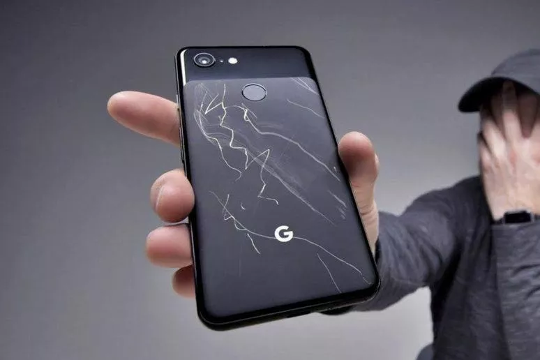 Poškrábané tělo telefonu