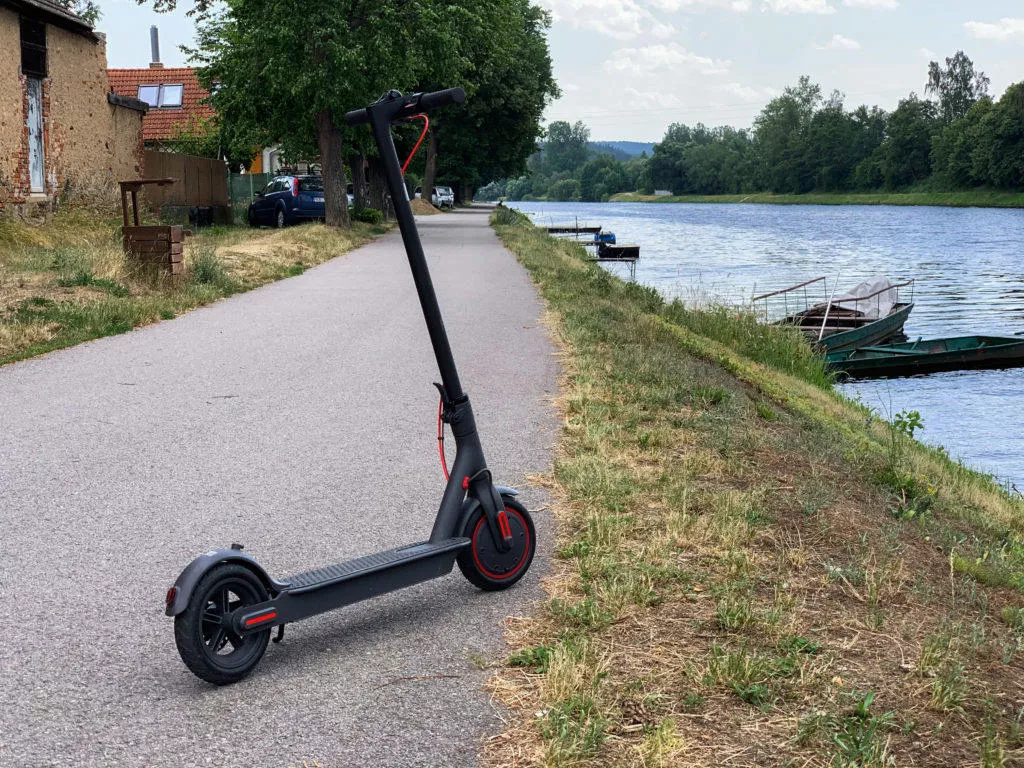 Xiaomi Mi Scooter Pro na cyklostezce Xiaomi Mi Scooter Pro na cyklostezce