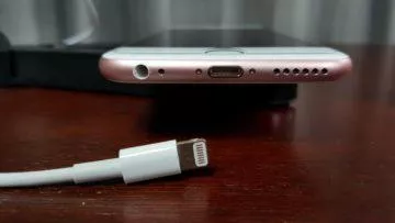 iPhone mění lightning za USB-C