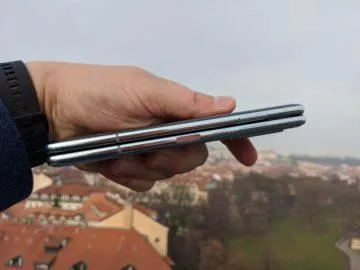 První dojmy ze Samsung Galaxy Fold ruka exteriér 10