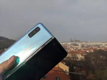 První dojmy ze Samsung Galaxy Fold ruka exteriér 2