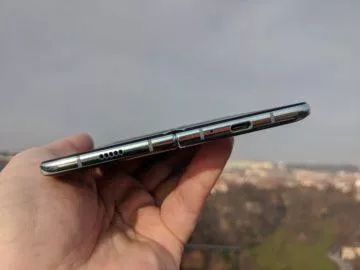 První dojmy ze Samsung Galaxy Fold ruka exteriér 3