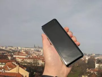 První dojmy ze Samsung Galaxy Fold ruka exteriér 5