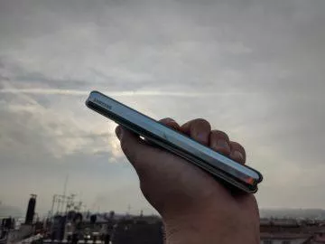 První dojmy ze Samsung Galaxy Fold ruka exteriér 8