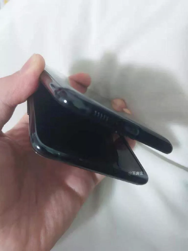 Samsung Galaxy Fold 2 konektory