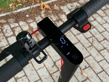 Xiaomi Mi Scooter Pro displej ve stínu