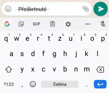přeškrtnuté písmo whatsapp