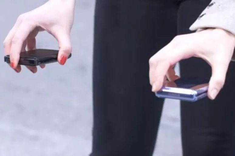 Motorola Razr 2019 Samsung Galaxy Z Flip crashtest pád Motorola Razr 2019 Samsung Galaxy Z Flip crashtest pád
